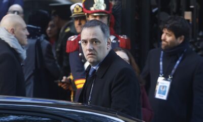 Adorni sorprende al suspender su programa de streaming por escándalo de coimas.