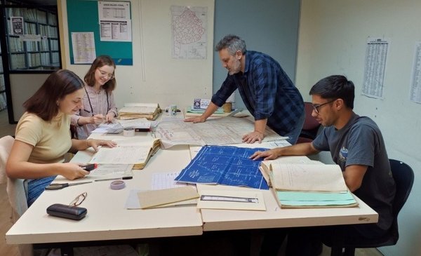 Avanza la digitalización de planos históricos de mensuras en Bahía Blanca.