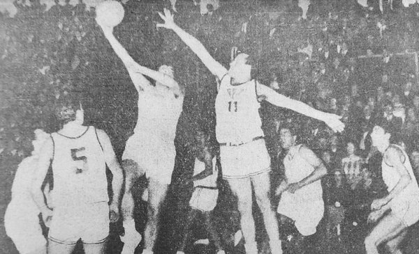 Bahía Blanca cae ante Paz Juniors en un duelo estelar de básquet hace 60 años.