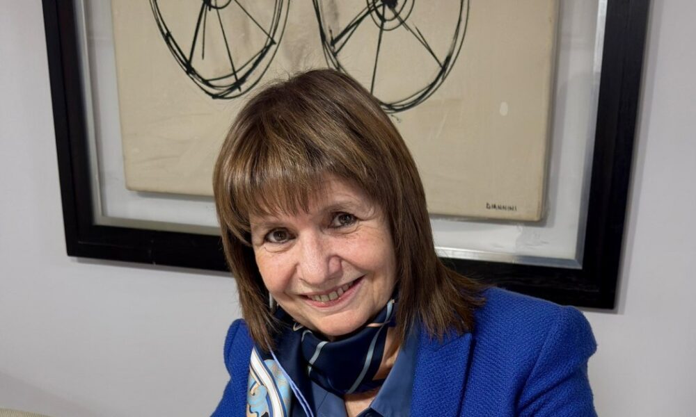 Bullrich firmó su candidatura a senadora tras recuperarse de la intervención.