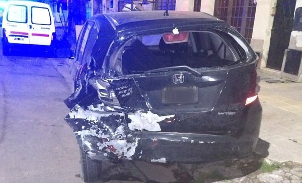 Conductor choca dos autos estacionados en Bahía Blanca y se da a la fuga.