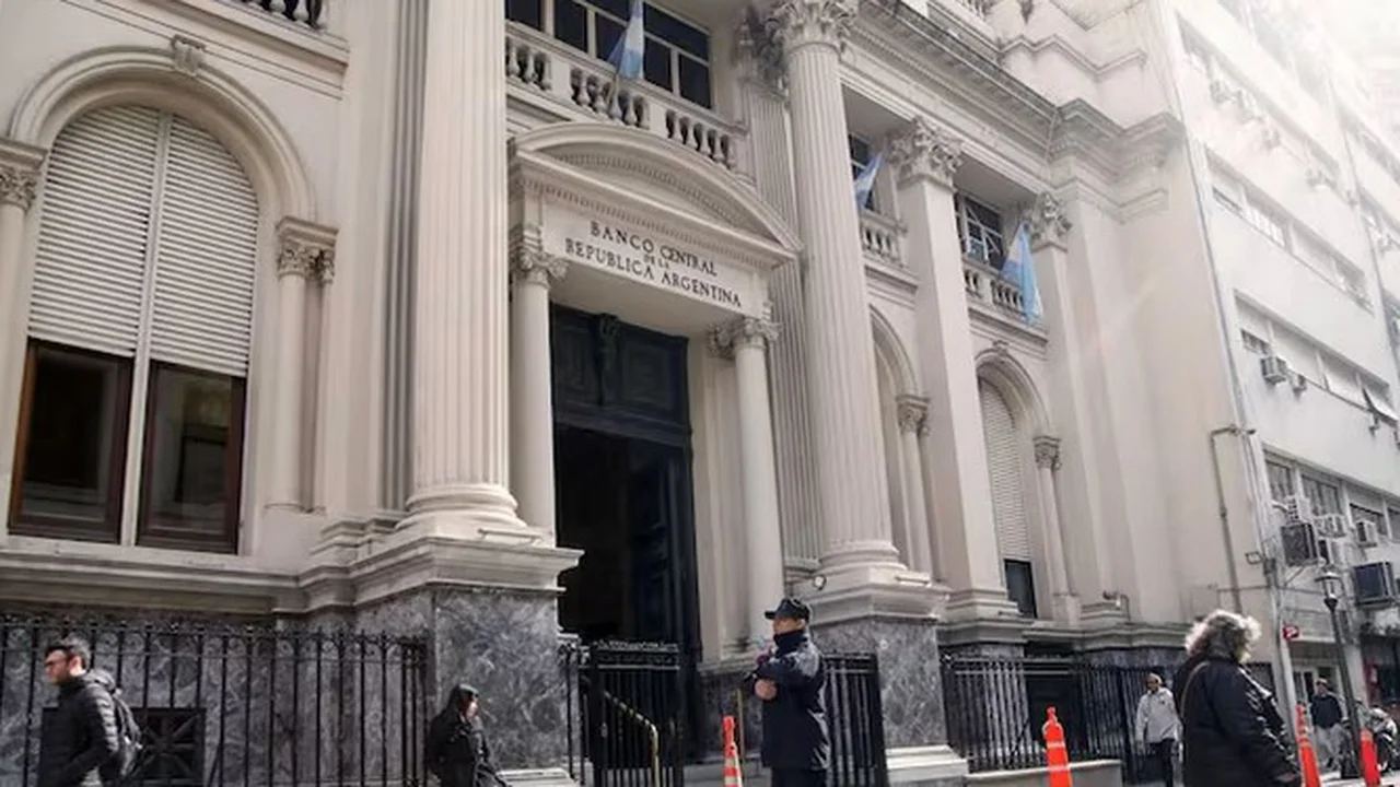 Crisis de reservas en Argentina: impacto y perspectivas en contexto electoral.