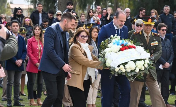 El intendente de Bahía Blanca destaca el legado vivo de San Martín en los vecinos durante ceremonia conmemorativa.
