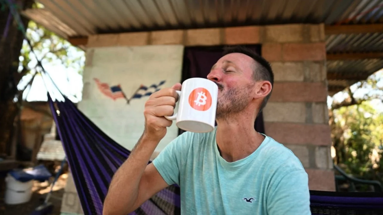 El primer habitante de Bitcoin City afirma que el FMI miente sobre El Salvador