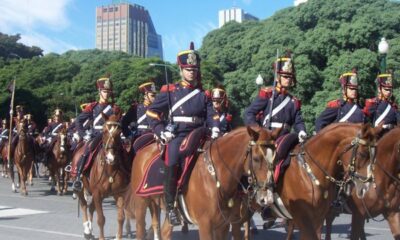 El Regimiento de Granaderos a Caballo conmemora a San Martín en Bahía Blanca.