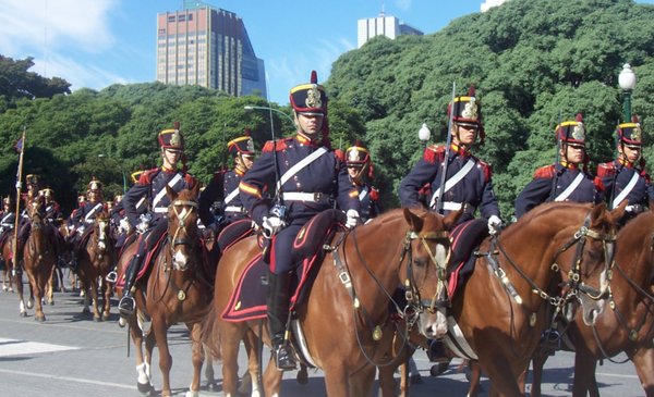 El Regimiento de Granaderos a Caballo conmemora a San Martín en Bahía Blanca.