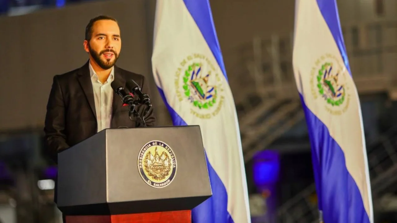 El Salvador impulsa inversión en Bitcoin con nueva ley cripto.