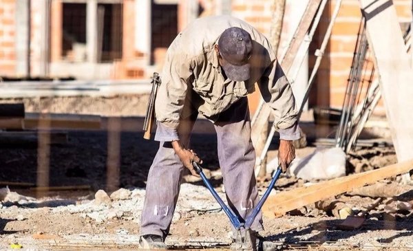 Empleo informal en Argentina triplica al empleo total: preocupaciones por la estabilidad laboral.