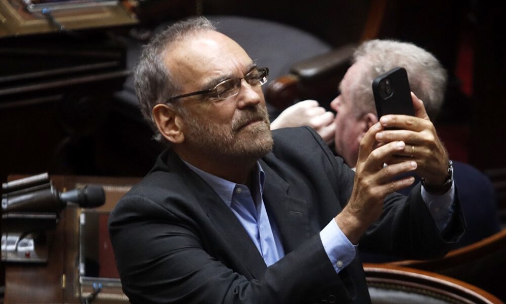 Fernando Iglesias busca ser embajador en Italia tras ser marginado en la lista de Diputados y comparar a Meloni con Mussolini, seduciendo a Milei.