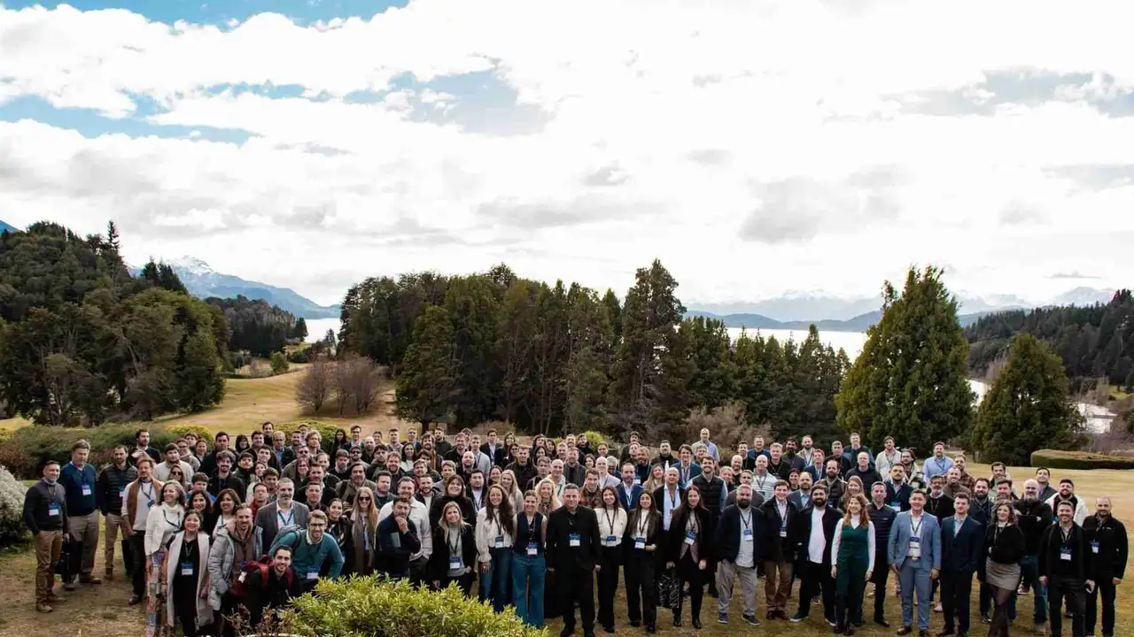 Fintech Meetup Bariloche impulsa innovaci贸n financiera en Argentina.