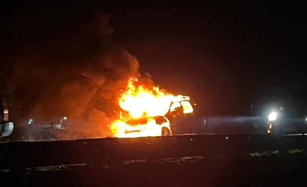 Gran incendio de una camioneta en Bahía Blanca: pérdidas totales sin heridos