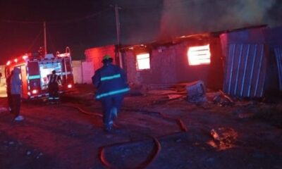 Incendio arrasa con vivienda en Bahía Blanca: pareja y dos menores ilesos.