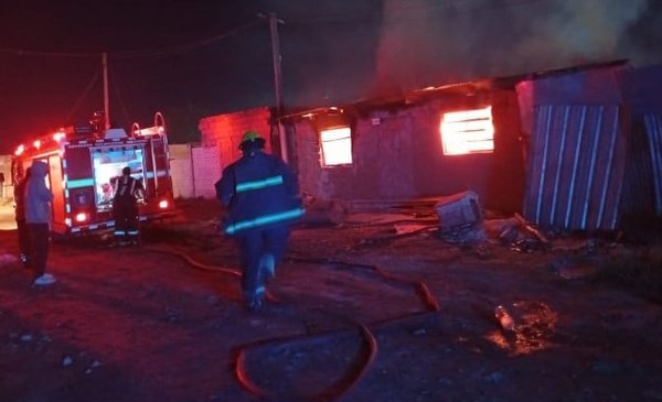 Incendio arrasa con vivienda en Bahía Blanca: pareja y dos menores ilesos.