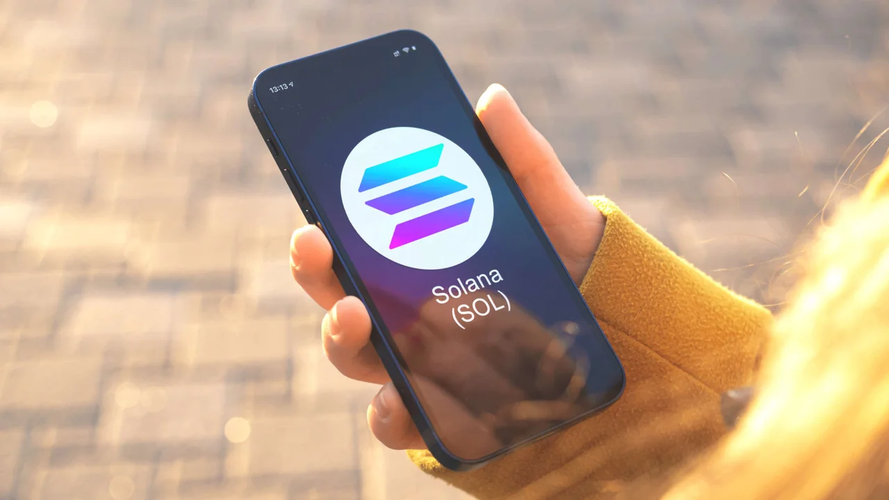 Increíble aumento de Solana: sube un 5,45% y se posiciona como una de las criptomonedas más destacadas del día.