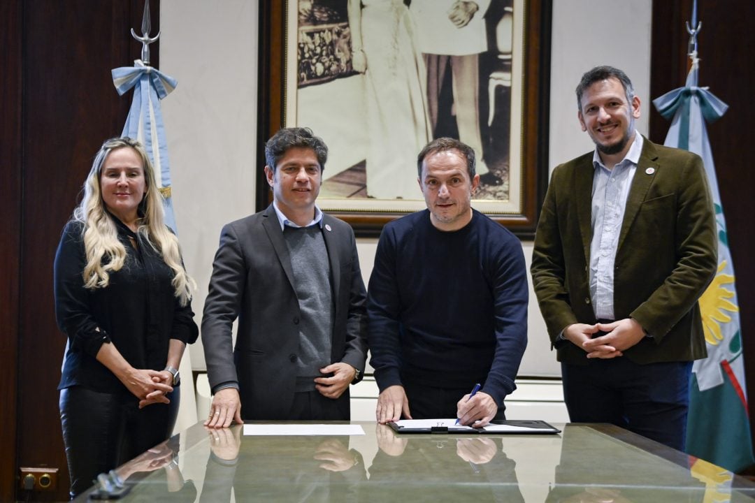 Kicillof firma acuerdos de leasing con intendentes: Villarino se suma a los distritos beneficiados