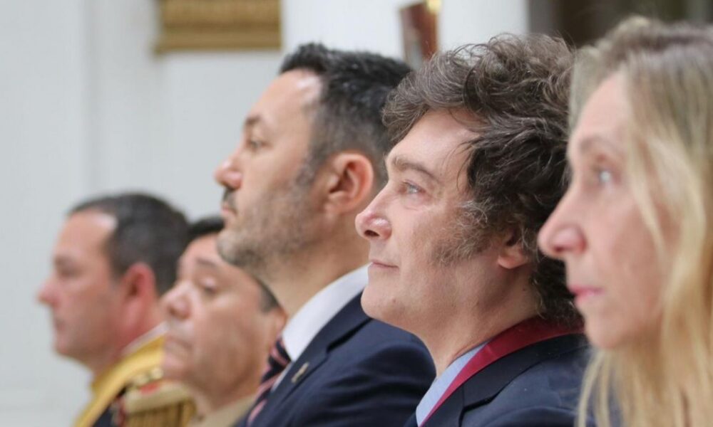 Milei analizó la crisis del fentanilo en reunión de gabinete y proyectó película de Francella.