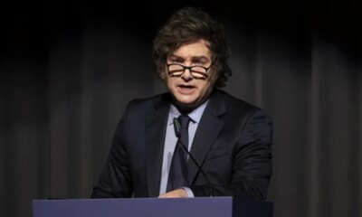 Milei utiliza frase de Batman para hablar de gasto público y déficit en discurso oficial.