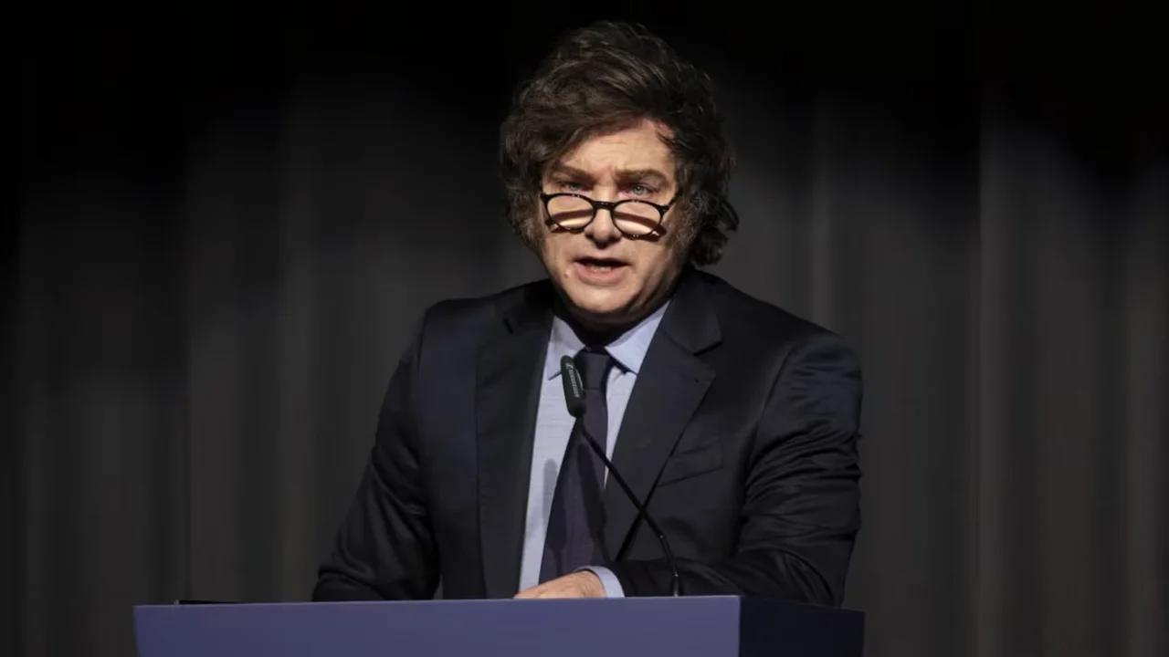 Milei utiliza frase de Batman para hablar de gasto público y déficit en discurso oficial.