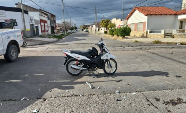 Mujer hospitalizada tras impactante choque entre moto y camioneta en Catamarca y Entre Ríos.