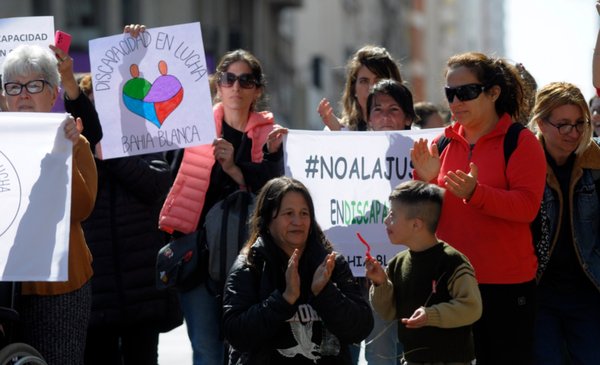 Nueva marcha en Bahía Blanca contra el veto a la ley de emergencia en discapacidad.
