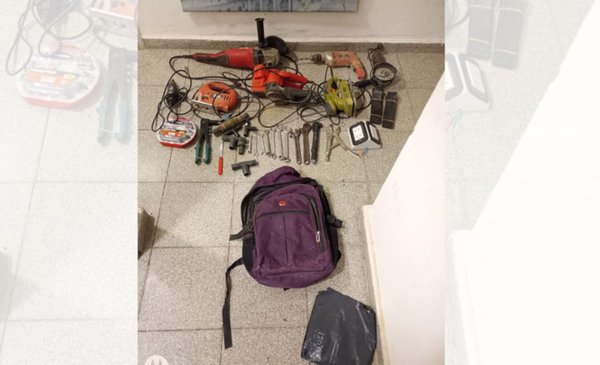 Policía busca a los dueños de lo descartado por ladrones en fuga.