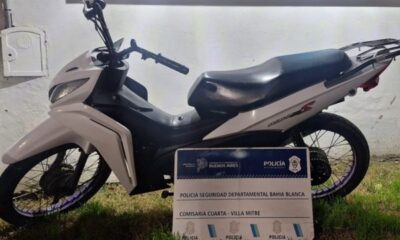 Secuestran moto que hacía wheelie en Villa Mitre, robada en Ingeniero White.