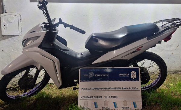 Secuestran moto que hacía wheelie en Villa Mitre, robada en Ingeniero White.