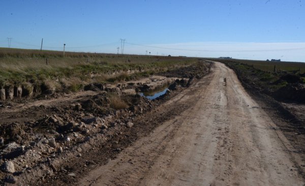 Suspensión de trabajos en caminos rurales de Bahía por falta de fondos.