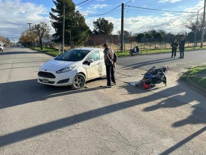 Trágico accidente en Bahía Blanca: motociclista fallece al impactar contra un auto.
