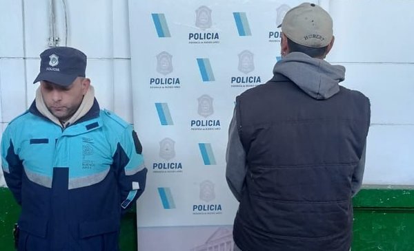 Tres personas arrestadas en operativo policial en Bahía Blanca.