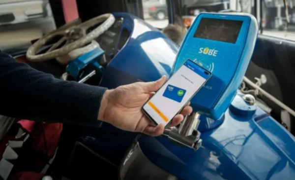Usuarios de Bahía Blanca ya pueden pagar el transporte con tarjetas, celulares y códigos QR.