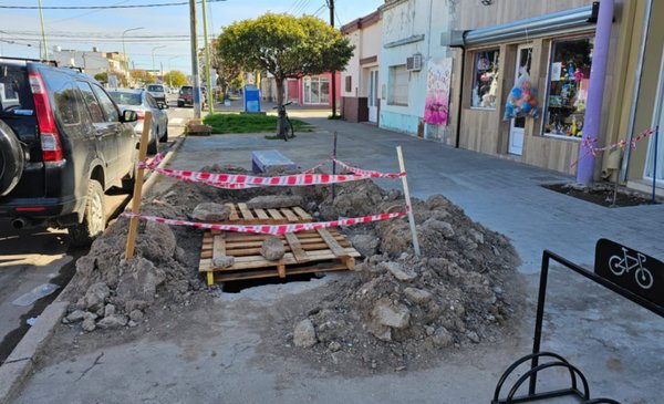 Vecinos de Villa Rosas denuncian graves desbordes cloacales y un pozo de 2 metros en la vía pública.
